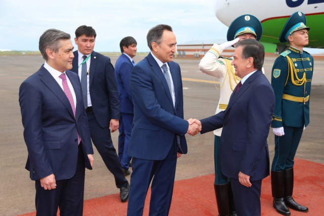 Президент Узбекистана прибыл в Астану на саммит ШОС
