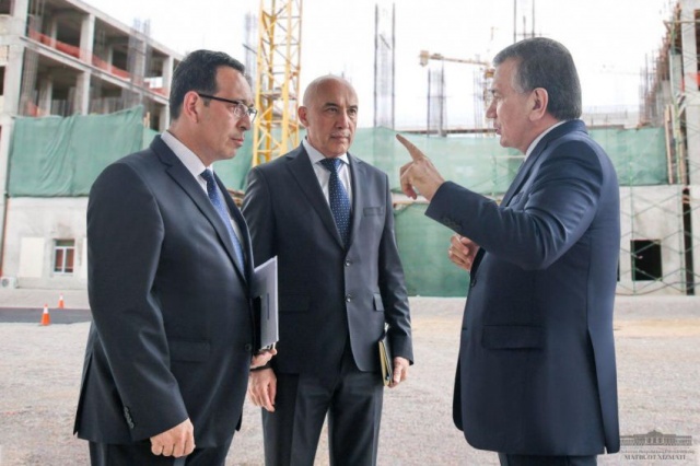 Глава государства ознакомился со строительством медицинского центра