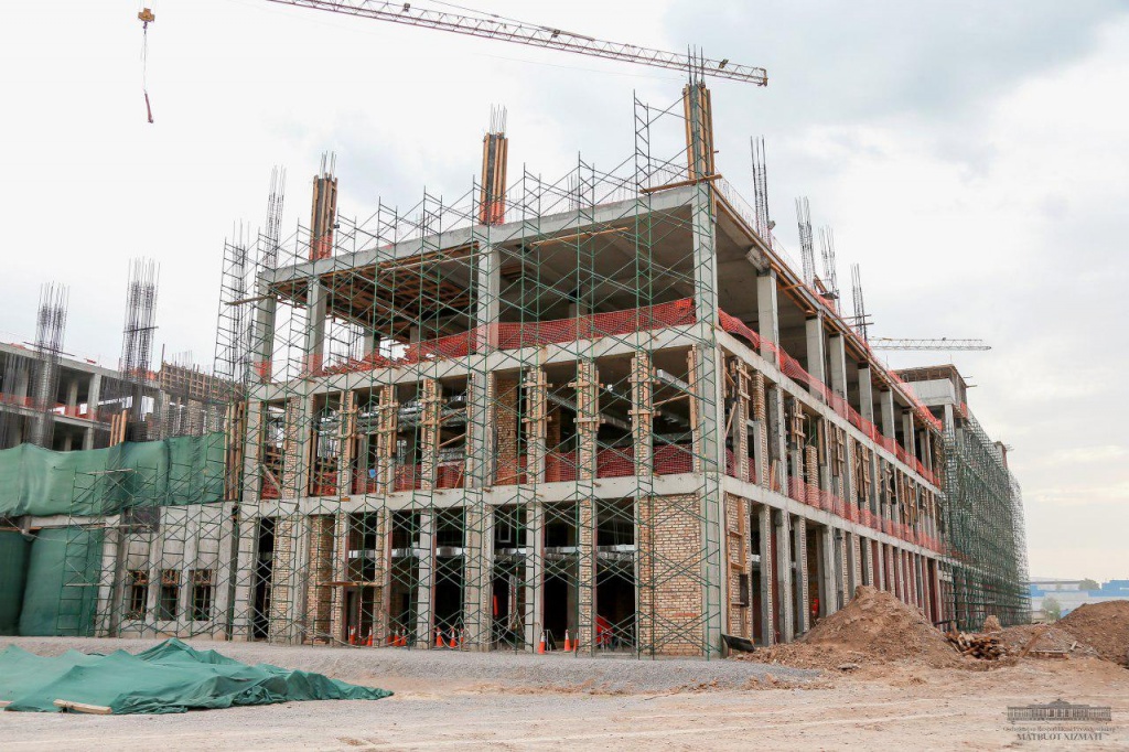 Глава государства ознакомился со строительством медицинского центра