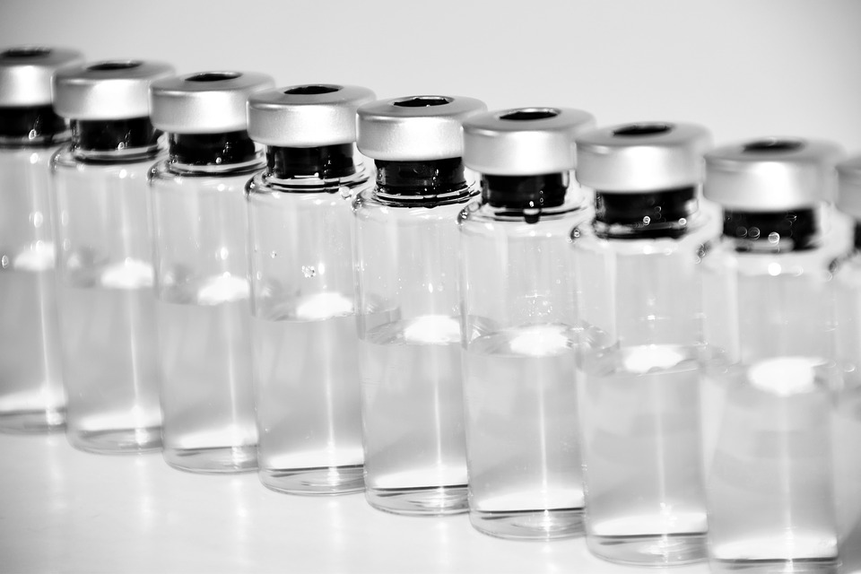 Мифы о вакцинах и их разоблачение: об осложнениях и индивидуальном графике прививок
