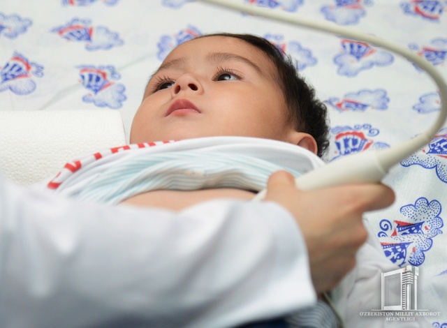 Корейские врачи проводят медицинское обследование Корейские врачи проводят медицинское обследование