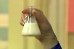 От СПИДа способен защитить противовирусный эффект грудного молока
