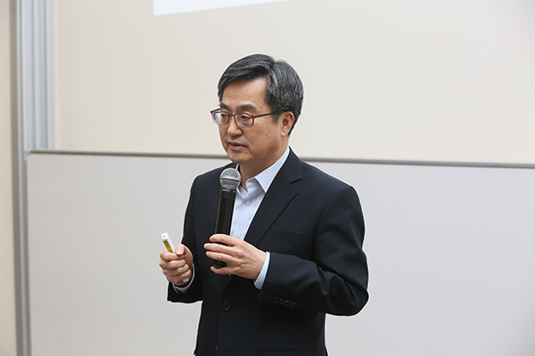 Ким Донг Ён прочитал лекцию для узбекских студентов