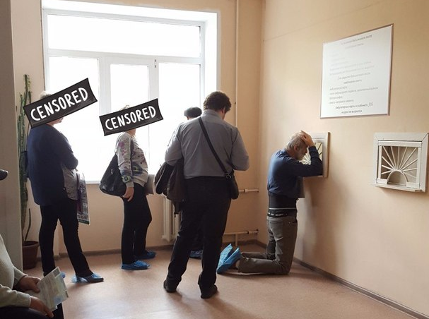 В воронежской поликлинике пациентов вынудили встать на колени В воронежской поликлинике пациентов вынудили встать на колени