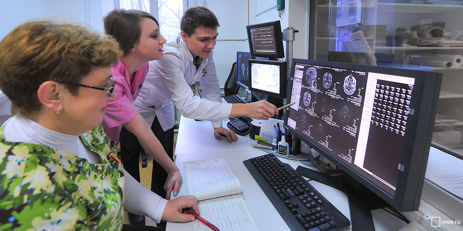 Еще 220 столичных медиков начали обучать английскому языку в РФ