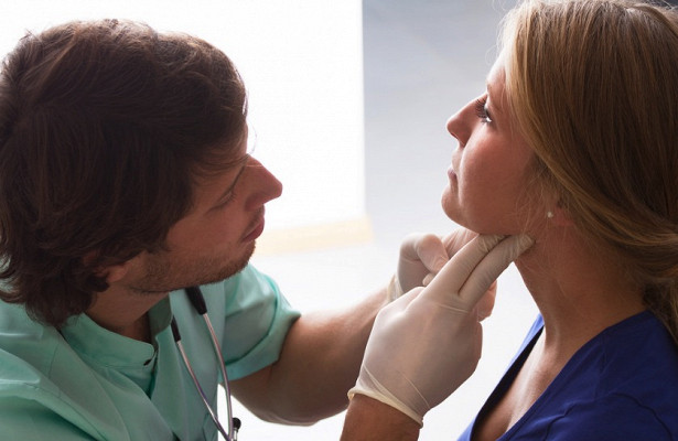 Почему болит одна сторона горла?