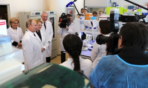 Путин о зарплатах врачей: Будем стремиться, чтобы уровень зарплат «шел по восходящей»
