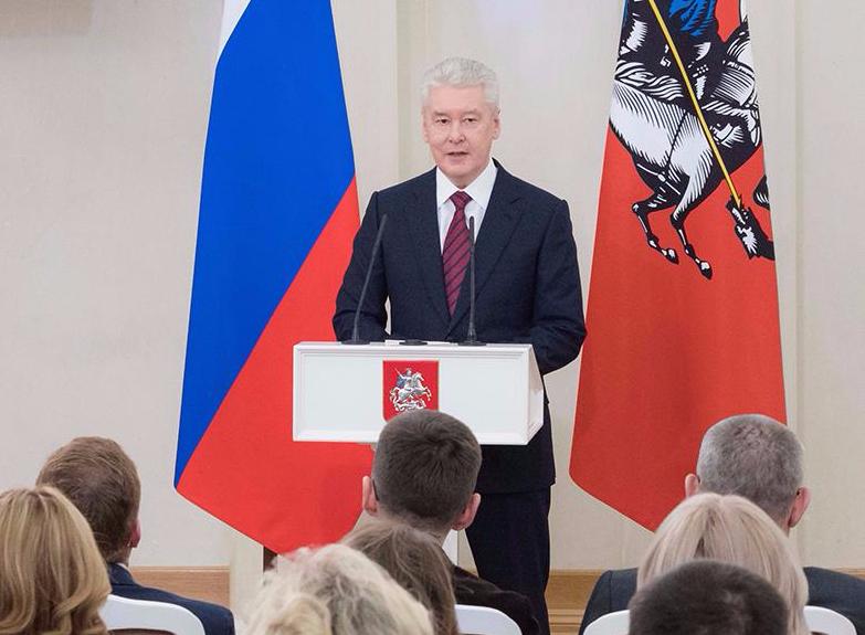 Собянин вручил премии московским медикам