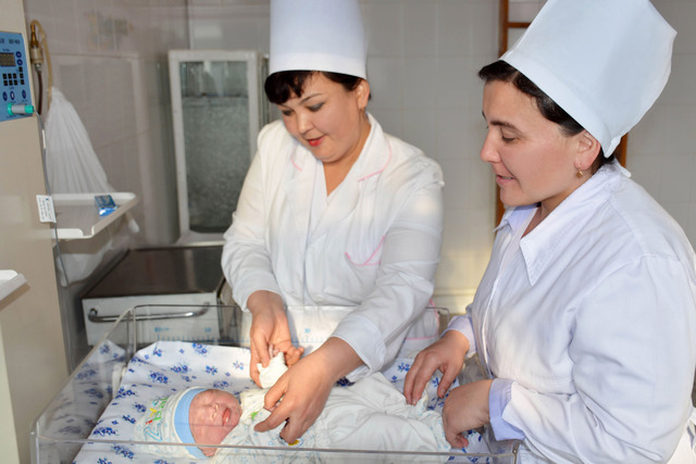 Минздрав РУз начал борьбу с помпезными выписками из роддома