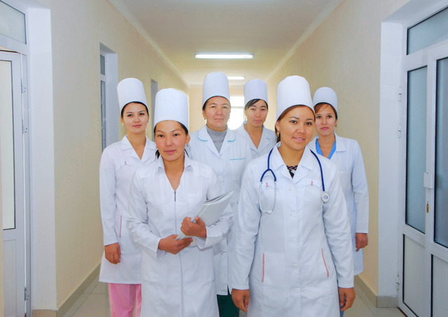 Сотрудники медучреждений стали заполнять меньше бумаг