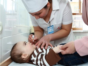 Детей восьми областей вновь вакцинируют от полиомиелита