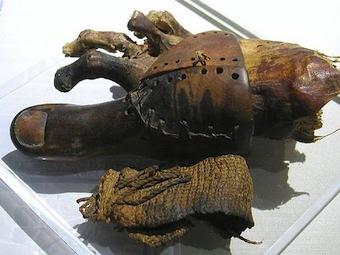 Фрагмент стопы мумии с деревянным протезом большого пальца. XV в. до н.э. Каир, Египетский музей.